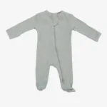 Custom sage green baby sleepsuit, featuring a practical two-way side zipper, long sleeves, and soft premium ribbed fabric. High-quality infant sleep and play suite from a professional OEM/ODM clothing manufacturer.