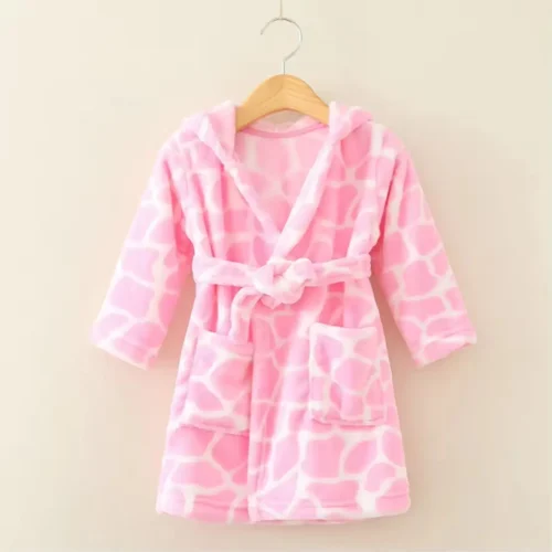 Wholesale pink giraffe print baby hooded bathrobe, custom soft coral fleece infant robe manufacturer, fluffy toddlers dressing gown factory China